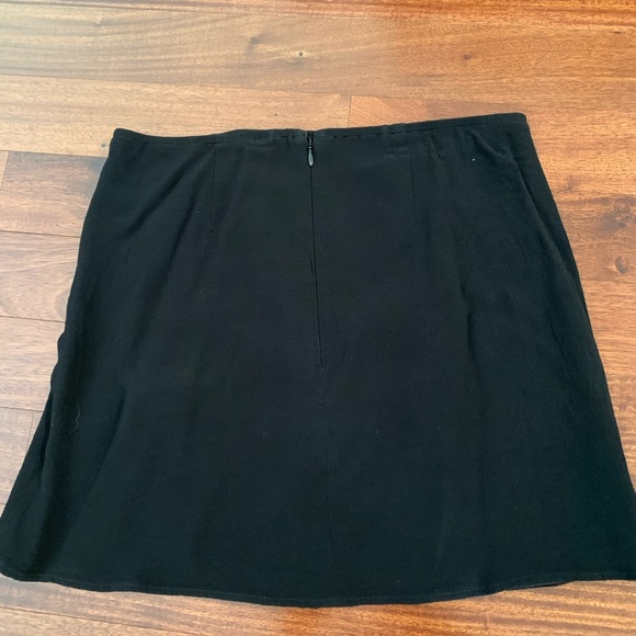 Sunday Best mini skirt size 8, fits on the smaller side - Picture 3 of 3